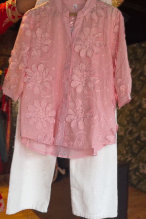 Beautiful Shirt with Lace Collar – Vintage Charm, Modern Elegance