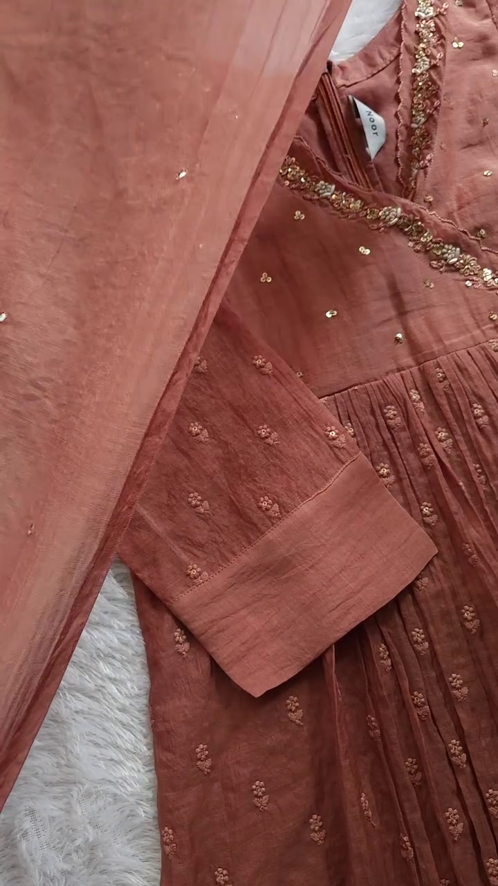 Women Embroidered Straight Sleeveless Kurta Set with Slim Pants and Tissue Dupatta - Image 5